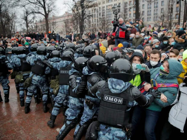 Согласованный омон на несогласованном митинге.