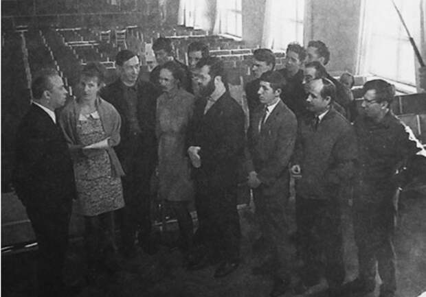 На семинаре молодых поэтов и прозаиков в Доме политпросвещения в Вологде. На фотографии Рубцов (второй справа) рядом с рецензируемыми им молодыми авторами. Март 1970 г.