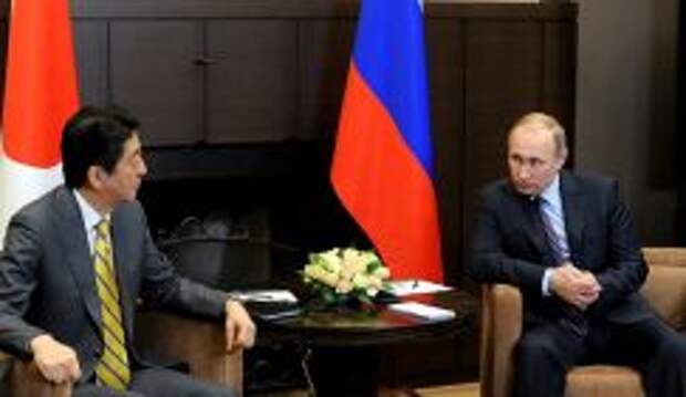 Президент России Владимир Путин (справа) во время встречи с премьер-министром Японии Синдзо Абэ