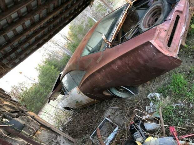 Брошенная Chevrolet Impala простояла 35 лет под навесом в поле barn find, chevrolet, авто, автомобили, олдтаймер, ретро авто