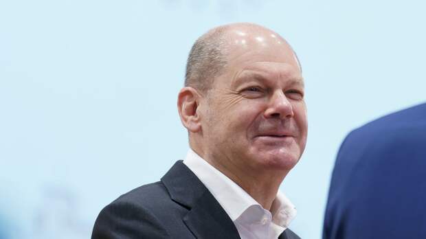 Шольц заявил, что позволяет себе принимать душ каждый день