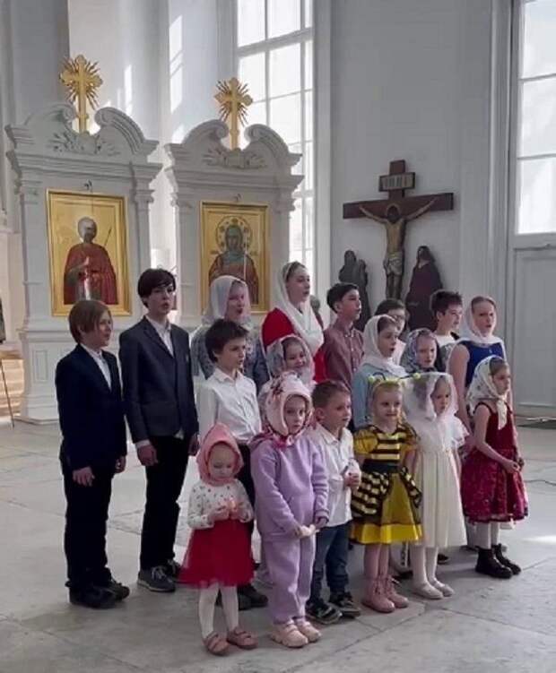 В Смольном соборе для детей из воскресных школ Петербурга состоялся праздничный пасхальный концерт