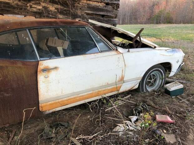 Брошенная Chevrolet Impala простояла 35 лет под навесом в поле barn find, chevrolet, авто, автомобили, олдтаймер, ретро авто