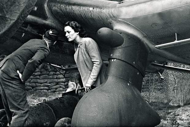 Ориентировочно 1940 год. Ольга Чехова помогает загружать авиационную бомбу на пикирующий бомбардировщик Ju-87 / Ориентировочно 1940 год. Ольга Чехова помогает загружать авиационную бомбу на пикирующий бомбардировщик Ju-87 /