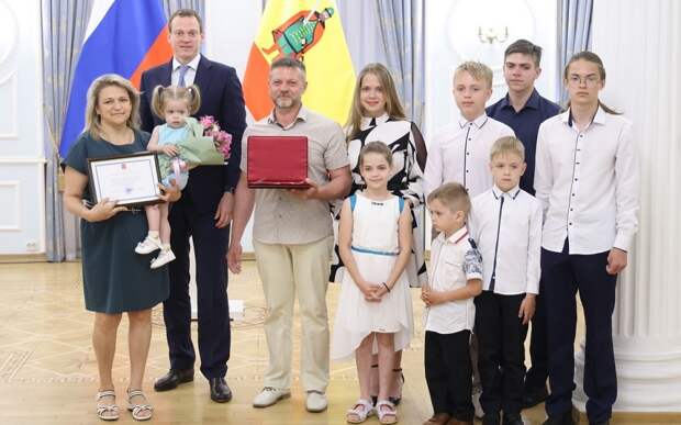 Губернатор Павел Малков наградил рязанцев в преддверии Дня России