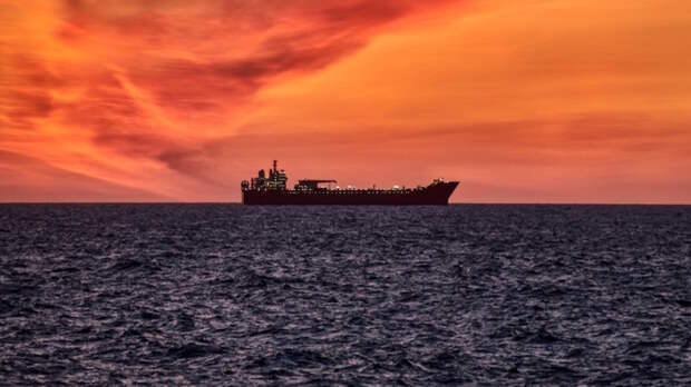 Греческий миллиардер провел свой супертанкер через Ормузский пролив