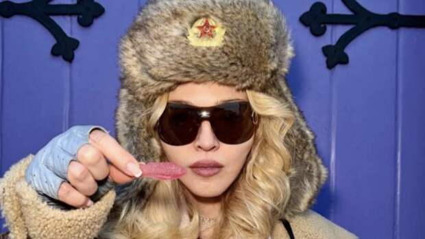Пользователи Сети раскритиковали Мадонну за фотографию в шапке-ушанке со звездой