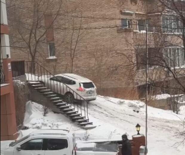 Ледяная ловушка: зимние спуски Владивостока становятся опасными