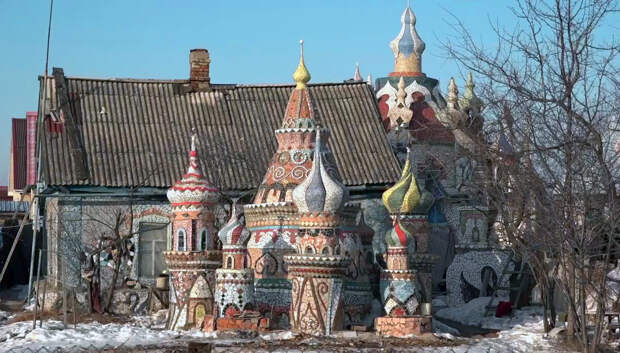 Свой храм Кривовы всё-таки построили, и он действительно напоминает собор Василия Блаженного, с мечты возвести копию которого всё и началось.  