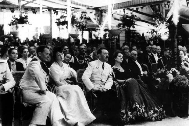 Берлин, 1939 год. Торжественный прием. По левую руку от Гитлера - "личный информатор" Сталина Ольга Чехова. Фото: Gettyimages Берлин, 1939 год. Торжественный прием. По левую руку от Гитлера - "личный информатор" Сталина Ольга Чехова. Фото: Gettyimages
