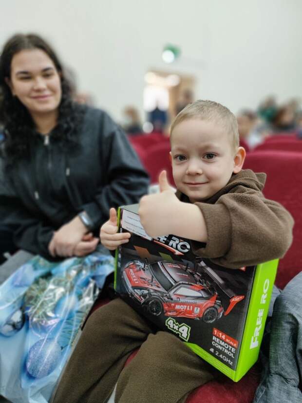 Более 160 подарков вручили в Теучежском районе в рамках акции "Елка желаний"