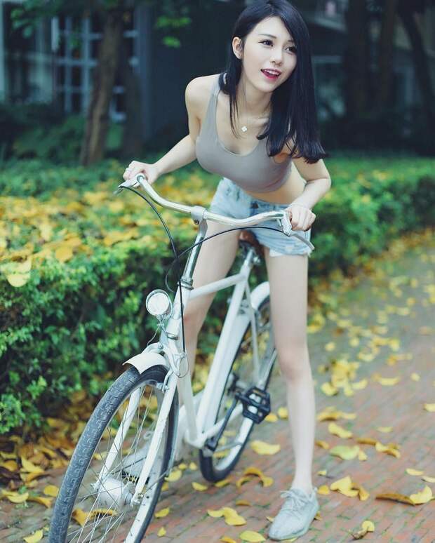 Красивые девушки на велосипедах