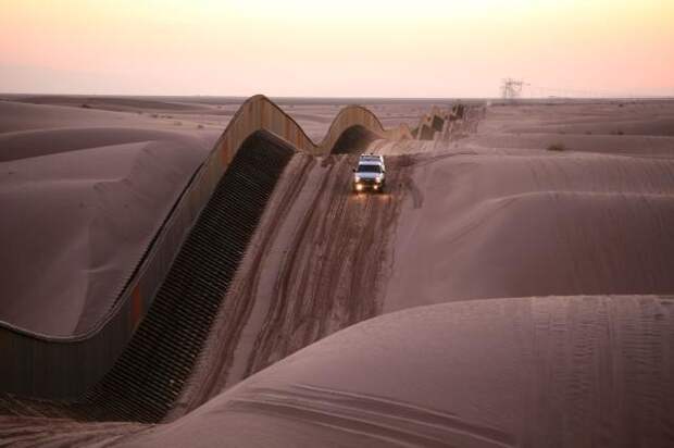 18. Американо-мексиканская стена в песчаных дюнах Альгодон: интересные фото, удивительное рядом, факты