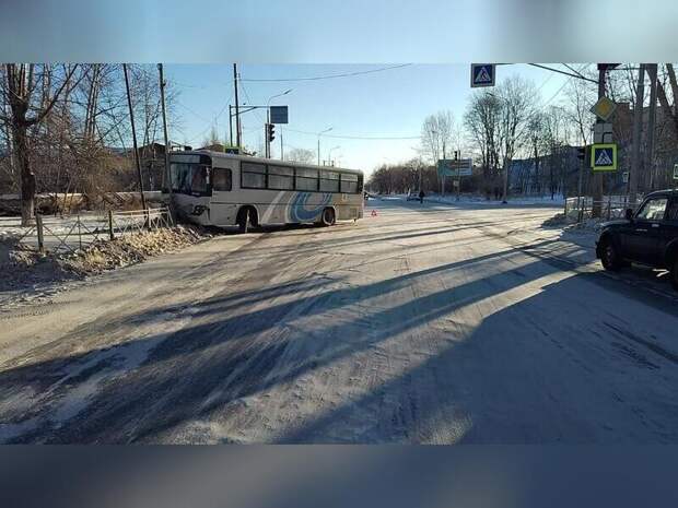 Автобус снес забор и врезался в столб на скользком перекрестке в Краснокаменске