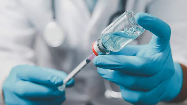 Биолог: в России в ближайшее время испытают вакцину от рака