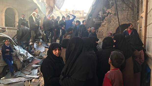 Мирные граждане в очереди за гуманитарной помощью в восточном Алеппо, возле дома пристарелых. Архивное фото