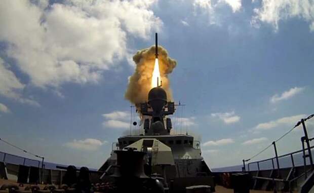 На фото: во время пуска крылатой ракеты "Калибр" с малого ракетного корабля Черноморского флота