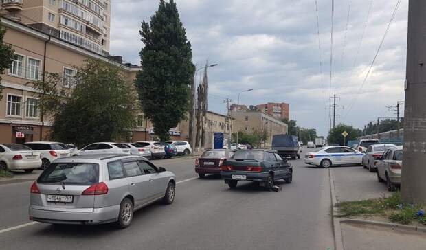 В Ростове на Нансена ВАЗ сбил женщину, переходившую дорогу в неположенном месте