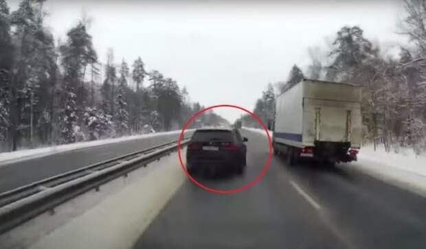 Водитель BMW X5 столкнул грузовик с дороги