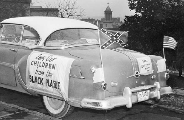 Автомобиль с флагами США и Конфедерации. США, Теннесси, Нашвилл, 1956 год.