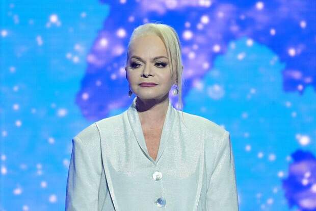 «Я плачу по ночам»: Лариса Долина сбежала от журналистов накануне суда о выселении