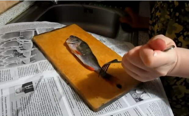 Чтобы мелкая рыбешка не скользила, ее можно зафиксировать вилкой.