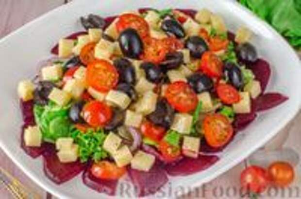 Фото к рецепту: Салат из свёклы с помидорами, сыром и маслинами