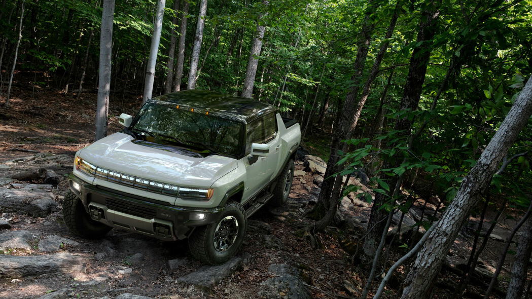 GMC Hummer EV показал себя как 1000-сильный, 350-мильный, быстро заряжающийся ЗВЕРЬ!