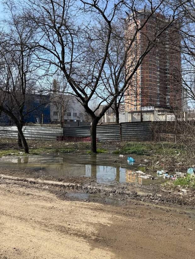Порыв канализухи возле спорткомплекса "Динамо" в Донецке