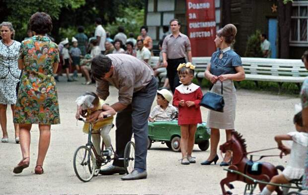 Детская площадка в городском парке. Исаак Тункель, 1970 год, Ростовская обл., г. Таганрог, МАММ/МДФ.  