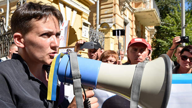 Надежда Савченко на митинге у здания администрации президента Украины