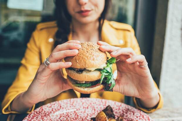 Как из фастфуда собрать полезный обед? 5 советов диетологов