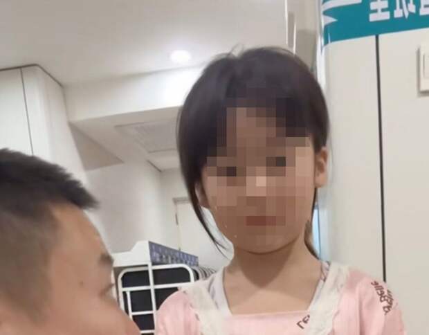 SCMP: 7-летняя китаянка в одиночку ухаживала за отцом в больнице