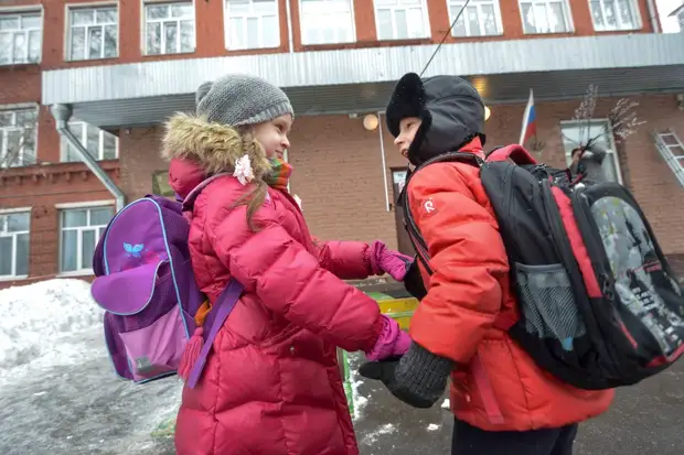 Врачи предупредили об опасности тяжелых школьных рюкзаков