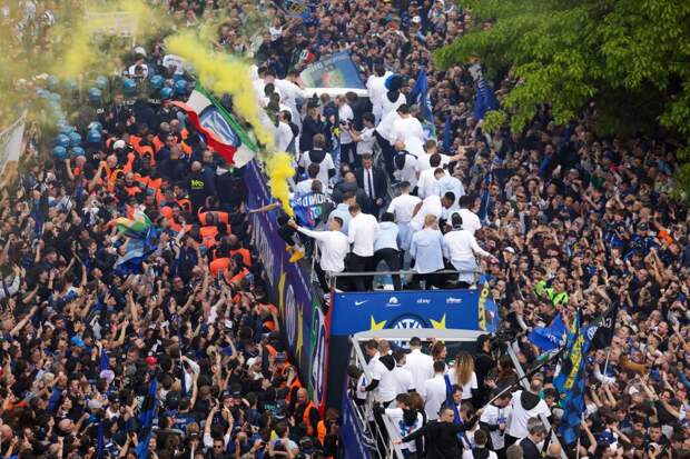 «Интер» проводит чемпионский парад. Клуб выиграл 20-й титул в Серии А и получил вторую звезду