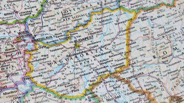 Зеленский еженедельно направляет 5 млн евро против Орбана – сотрудник спецслужб