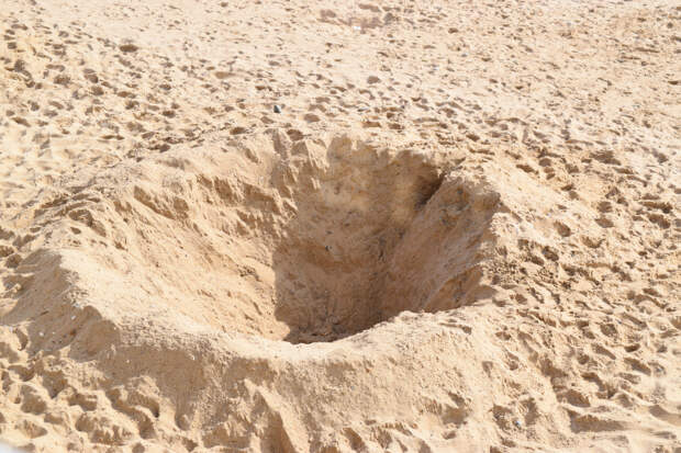 Двух мальчиков насмерть завалило песком во время игры