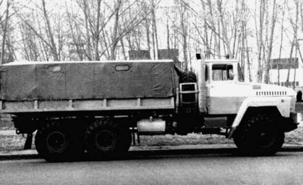 Вторая версия КрАЗ-2Э260 с газотурбинным двигателем мощностью 360 л.с.  Фотография сделана в 1976 году. 