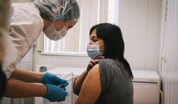 «После 80 лет — бессимптомно». Нижегородский эксперт озвучил побочки от вакцинации