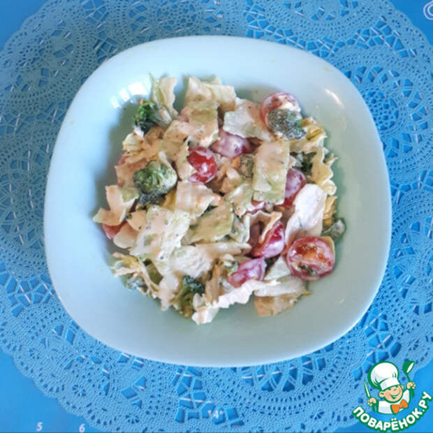 Салат с брокколи, черри и айсбергом