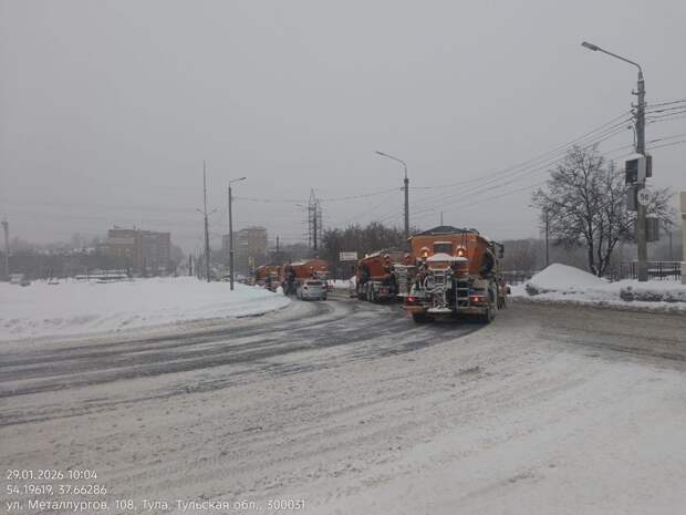Тульские коммунальщики расчищают дороги после снегопада.