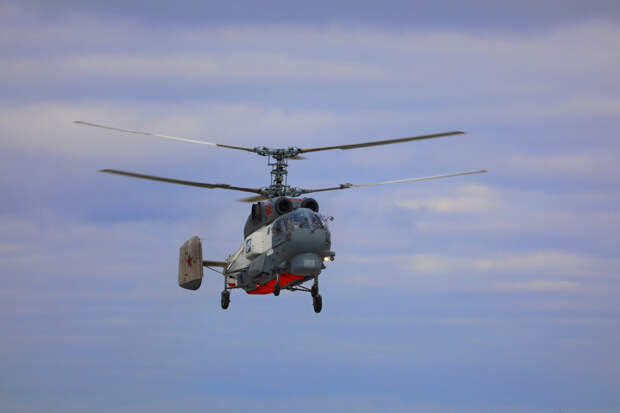 В Кольском заливе экипаж БПК «Вице-адмирал Кулаков» отработал прием на палубу вертолетов Ка-27