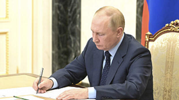 Путин поручил Кабмину уточнить методику расчёта цен на нефть