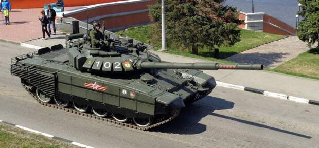 Т-72Б3 образца 2016 года. Видны стальные коробки с динамической защитой на борту башни и решётчатые экраны