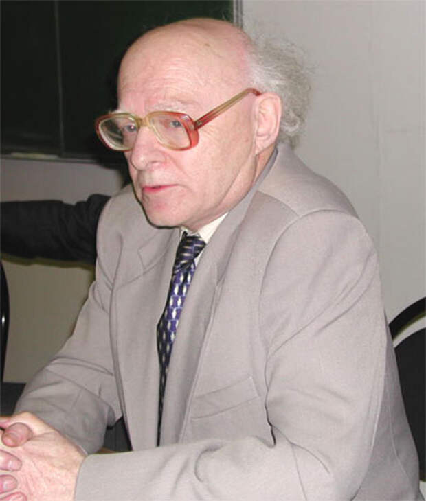 А. С. Ахиезер.