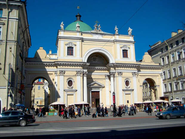 В церкви Святой Екатерины на Невском проспекте до 1938 года покоились останки Понятовского