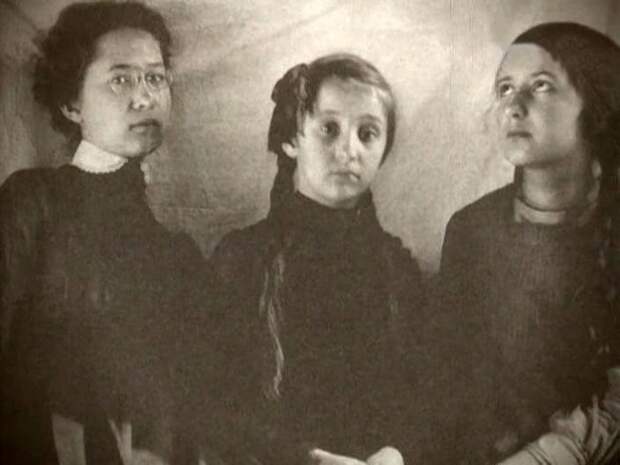 Три сестры Суок. Слева направо: Лида, Серафима и Ольга Три сестры Суок. Слева направо: Лида, Серафима и Ольга