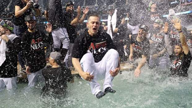Diamondbacks celebrate in Chase Field pool after NLDS win