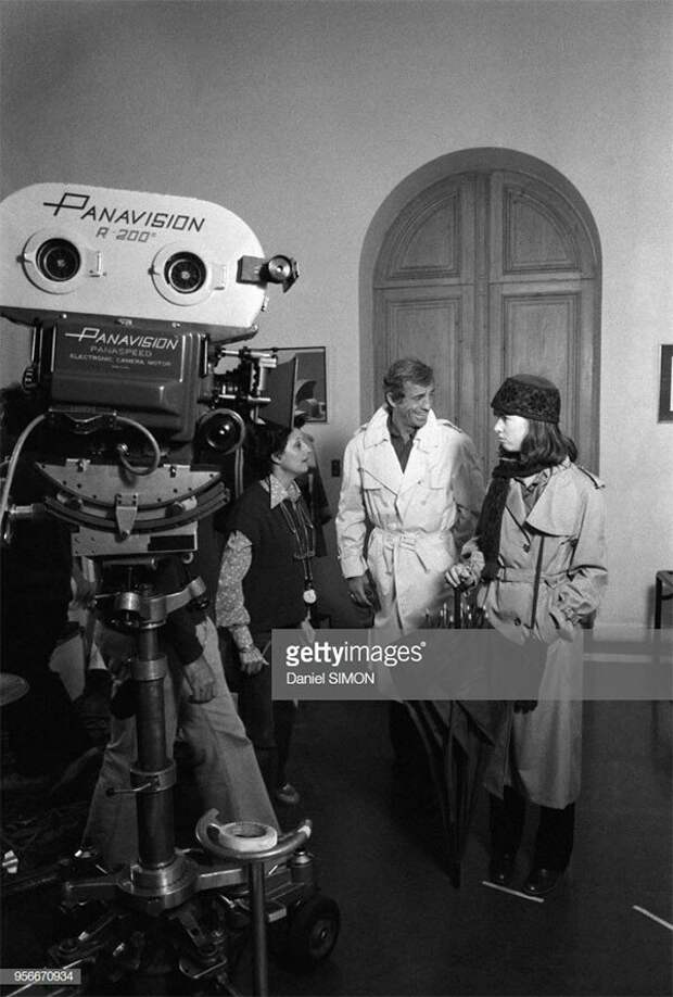 Жан-Поль Бельмондо и Жюли Жезекель на съемочной площадке фильма "Кто есть кто" 11 декабря 1978 года актеры, кино, роли, съемки