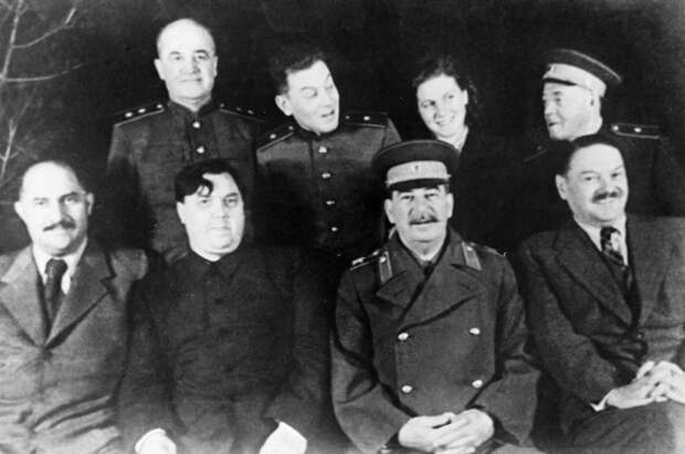 Советские партийные деятели Лазарь Каганович, Георгий Маленков, Иосиф Сталин, Андрей Жданов (слева направо в первом ряду) на даче И. Сталина в Кунцево.